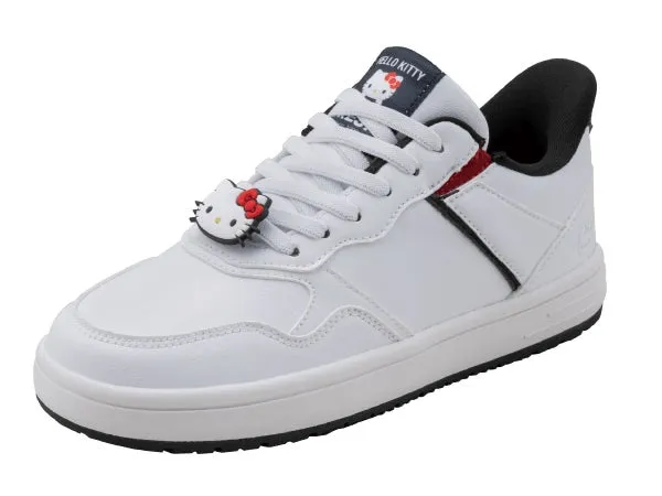 ハローキティのキャラクターが装飾された白いスニーカーの写真です。