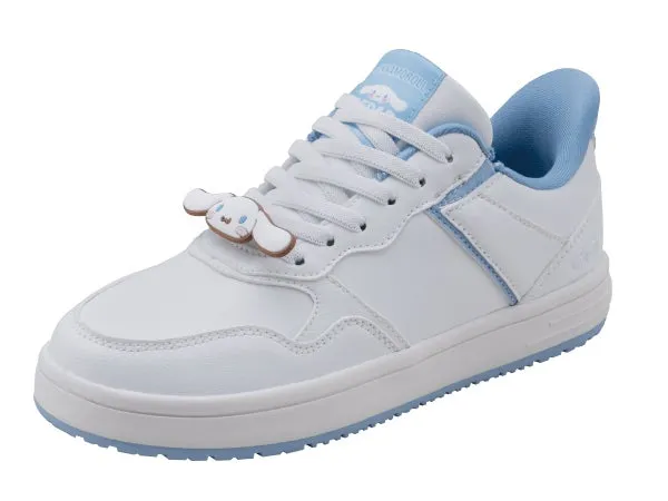 白いスニーカーにシナモロールの装飾が付いている画像。