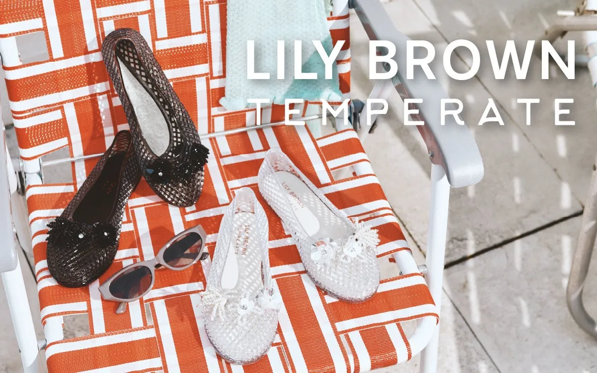 ビーチチェアの上に靴とサングラスが置かれた写真