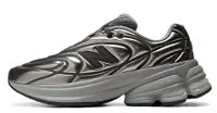 メタリックグレーのNew Balanceのスニーカーのクローズアップ画像。