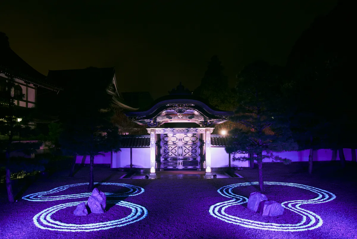 夜に金色に輝く建長寺の唐門