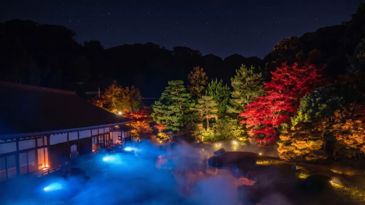 紅葉の中に雲海が広がる方丈庭園の演出