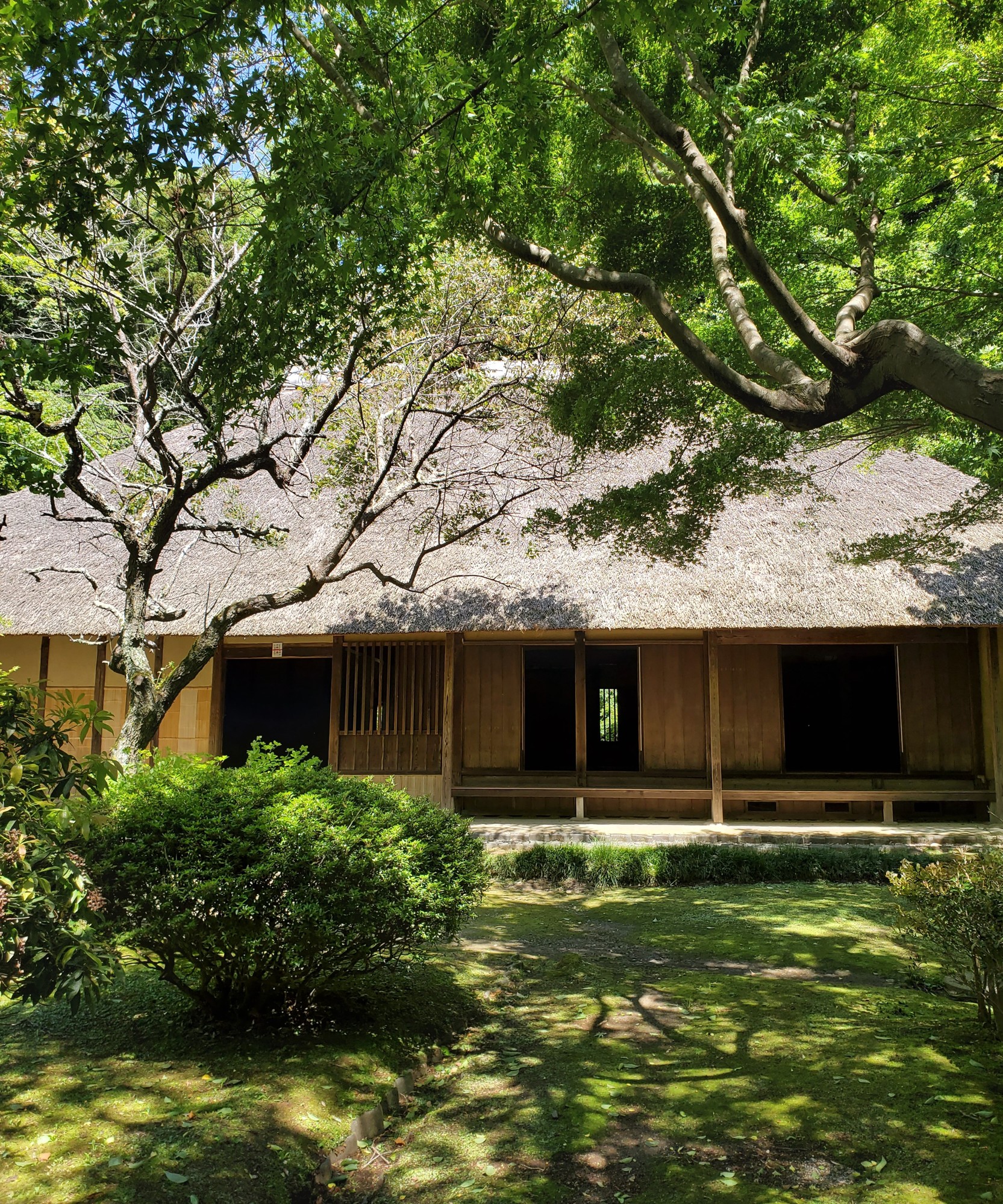 鎌倉・覚園寺の境内にある茅葺の旧内海家