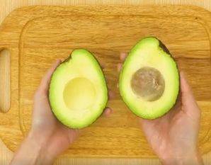 アボカドの基本の切り方と使い方を解説 とりぐら 一人暮らしの毎日がもっと楽しく