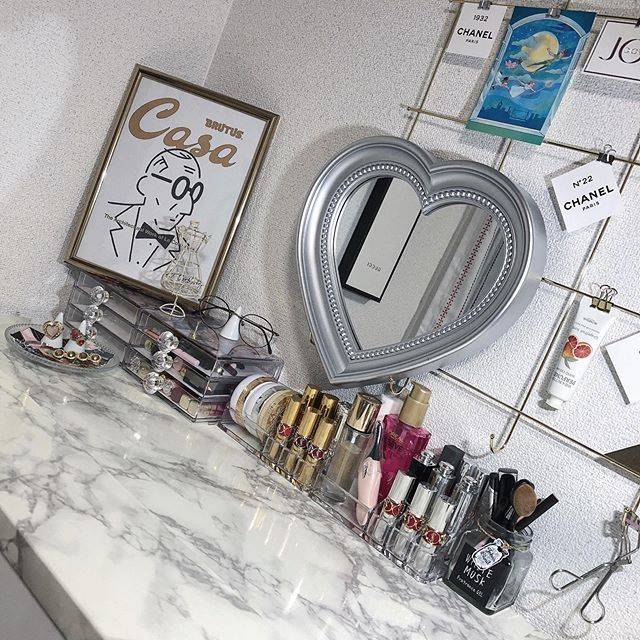 ウォールミラーがあると一人暮らしの部屋にニュアンスが生まれる とりぐら 一人暮らしの毎日がもっと楽しく