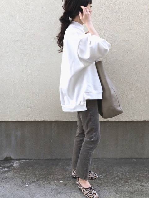 トレーナーのレディースコーデ おしゃれに決まる着こなし術をカラー