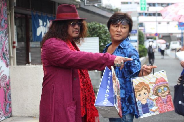 ド派手な2人が藤沢に高級食パン店 君は食パンなんて食べない をオープン からだにいいことweb