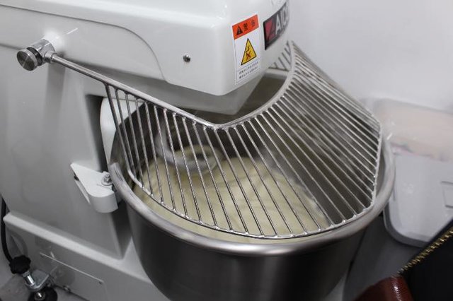 君は食パンなんて食べない