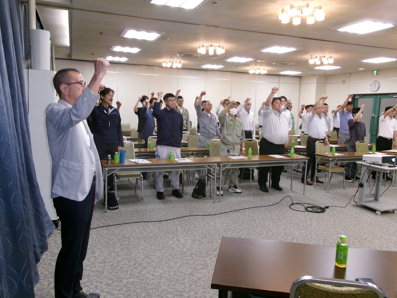「明日からも 無事故・無災害で がんばろ～」　オー