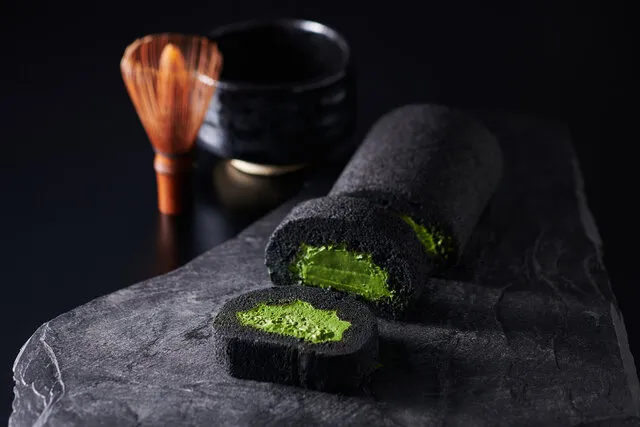 黒と緑が織りなす美しさ！ザ・抹茶を味わう「利休抹茶ろーるけーき 玄」