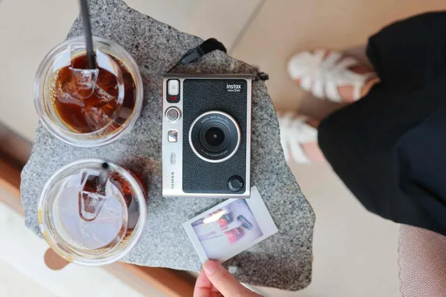 旅も日常もエモーショナルに切り取り、手に取れる思い出に変える「instax mini Evo™｜チェキ」