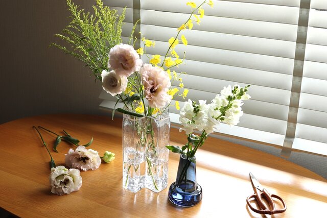 花器を使い分けて花を長く楽しむ。ホルムガードのクロスベースとフローラベース