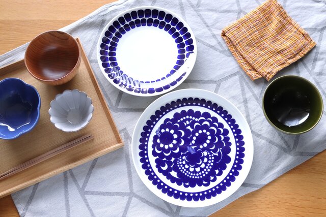 忙しい日々でも簡単に整った食卓を。ブルーの模様が引き立つアラビアのプレートたち