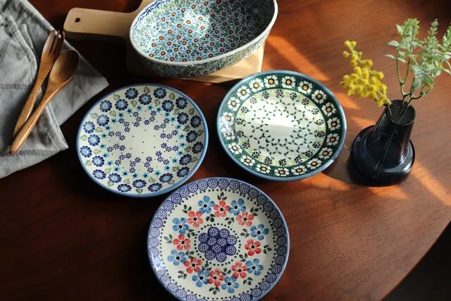 ハンドメイドのあたたかみを食卓に。手描き模様の個性を楽しめるポーランド陶器