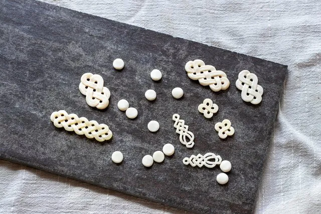 シカの骨に山の物語を刻む、「けもの舎」の静かな輝きをまとうアクセサリー