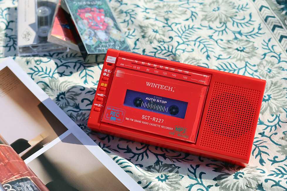 ストリーミングで何万曲も聴ける時代に、ラジカセを持って出かけよう。