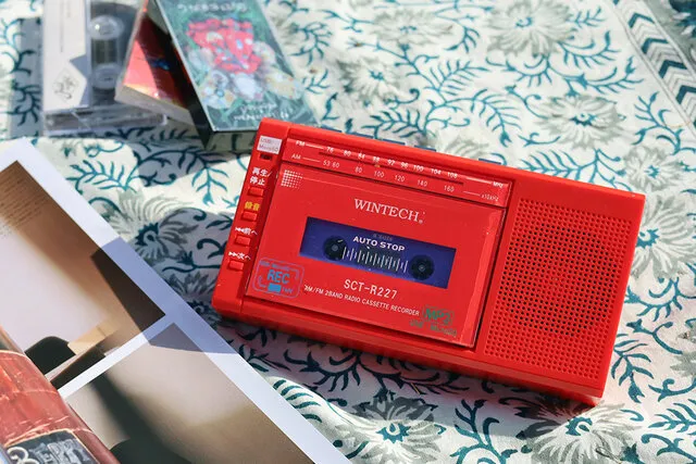 ストリーミングで何万曲も聴ける時代に、ラジカセを持って出かけよう。