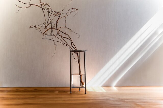枝ものは、このフラワーベースから始めよう。Orné de Feuilles ｜GLASS TUBE STAND