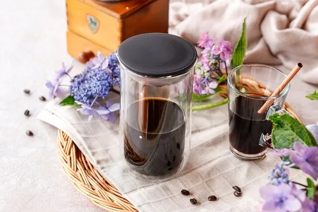 夏のドリンクタイムを快適に、そして優雅に。ダブルウォールカラフェ | marna マーナ