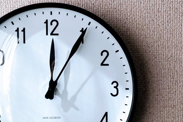 北欧のデザイン Arne jacobsenの壁時計「station」で、時の流れを