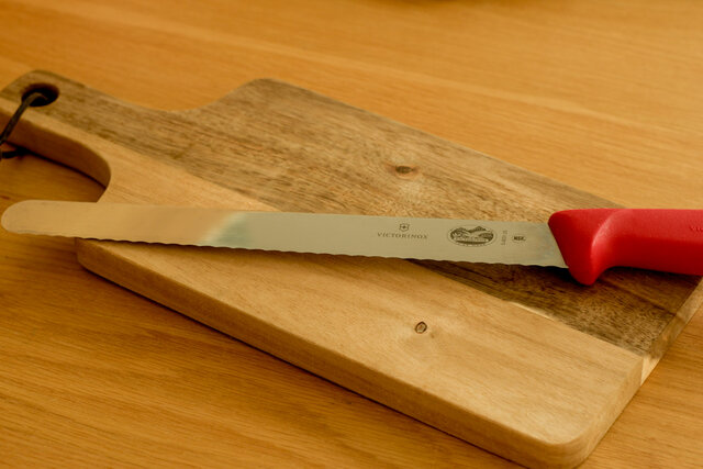 一生ものの相棒と食事を愉しもう。VICTORINOX「ウェーブナイフ」｜ZOOM