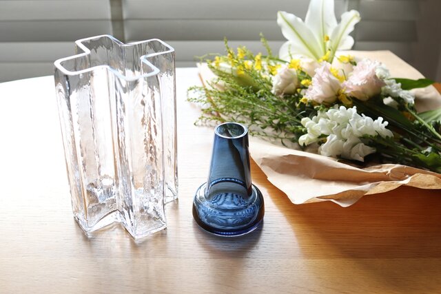 花器を使い分けて花を長く楽しむ。ホルムガードのクロスベースと
