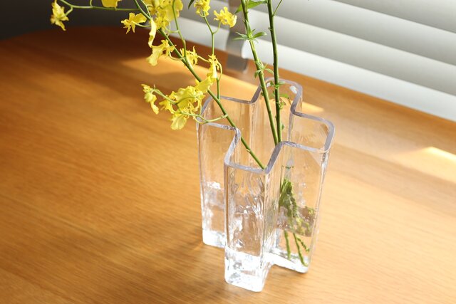 花器を使い分けて花を長く楽しむ。ホルムガードのクロスベースと