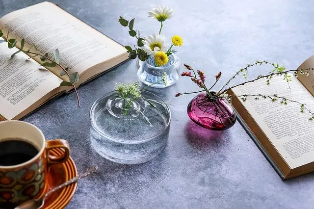 野に咲く花を住まいの中に。暮らしを彩る小さなフラワーベースたち｜ZOOM LIFE