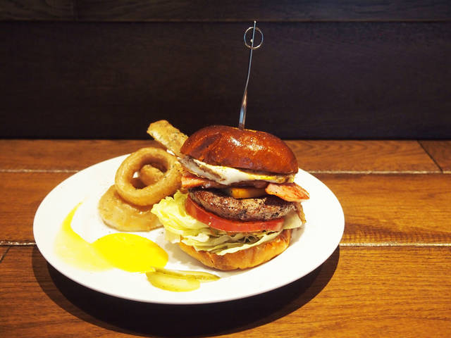 名駅ささしま『THE CORNER Hamburger & Saloon』の本格ハンバーガーと
