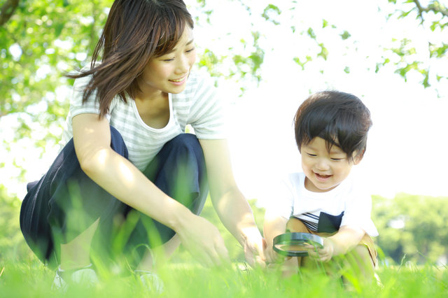 子どもの知育におすすめの図鑑8選！何歳から読んだらいいの？親子で楽しむ方法もご紹介！