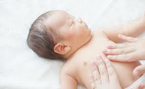 ベビーマッサージはいつから始める？効果とやり方|AMOMA (858)