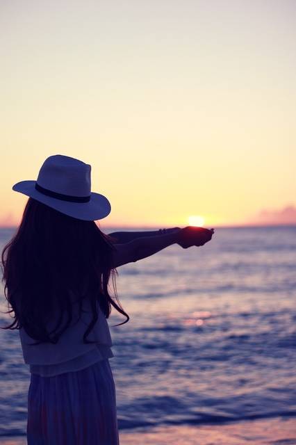 落ちてくる夕陽を手のひらですくっている女の子のフリー写真画像|GIRLY DROP (26810)