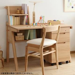 自然な風合いがお部屋になじむ、木目の学習机。