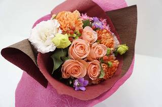 Amazon|『指定日配達可能』5本のバラと季節のお花のリボンブーケ ギフト アレンジメント お花|花束 オンライン通販 (141502)