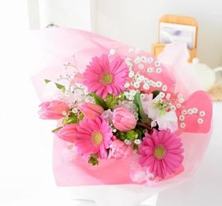 Amazon|花由 選べる3色 チューリップ5本のおめでとうブーケ 花束 ピンク系 マケプレプライム便|花束 オンライン通販 (141505)