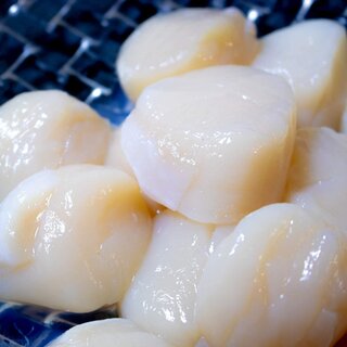 Amazon | お刺身 生ほたて 北海道 天然 帆立 むき身 ノンドリップ製法 個別凍結 ギフト化粧箱入 40-60個入 1kg (ギフト) | 黒帯 | 魚介類・水産加工品ギフト 通販 (176723)