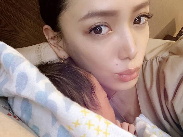 谷口紗耶香「3人目の子育ては大変。(笑)でも可愛い!」Influencer Girl