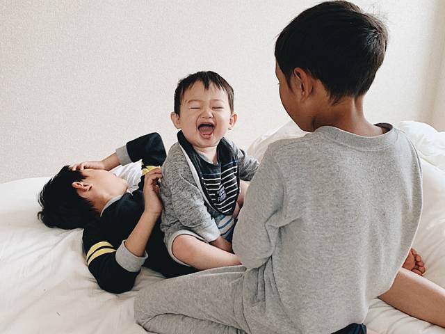 走り回り、笑顔いっぱいな1歳児に成長した三男。きっかけはお兄ちゃん