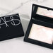 NARS“リフ粉”23年春限定新色｜『ライトリフレクティング プリズマティックパウダー』をレビュー♡
