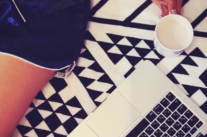 ネットサーフィンする女性