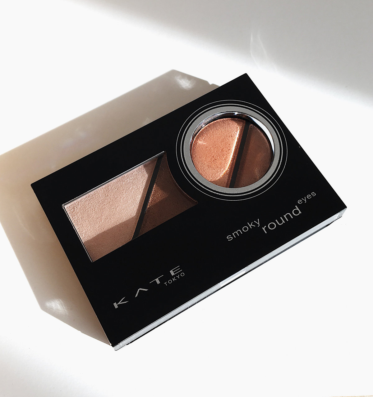 (自撮り)アイシャドウ　アイシャドウ　スモーキーラウンドアイズ　KATE　ケイト　新作コスメ