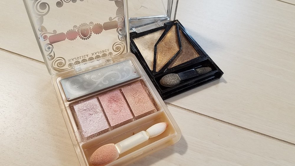 左：MAJOLICA MAJORCA（マジョルックPK700） 右：KATE（フォルミングエッジアイズ GD-1）