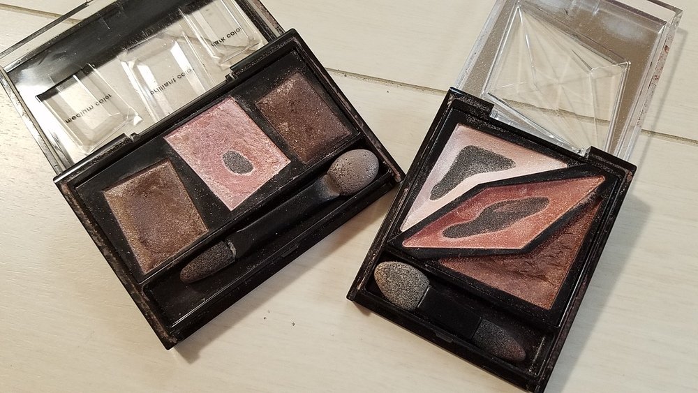 左：KATE（ジュエリーモードアイズ  PK-1） 右：KATE（フォルミングエッジアイズ PK-1）