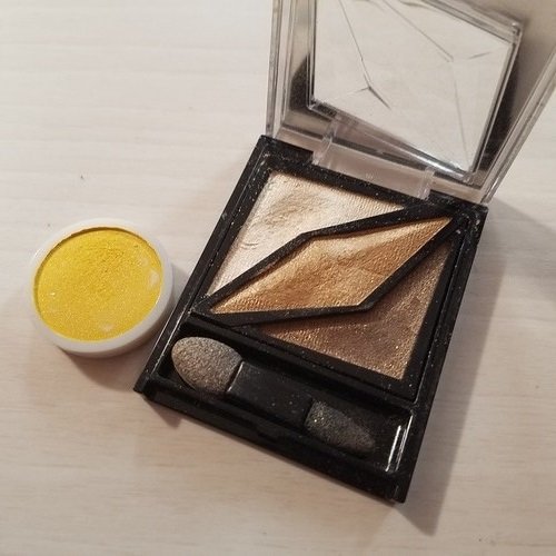 左：ANNASUI（リミテッドカラーイエロー） 右：KATE（フォルミングエッジアイズ GD-1）