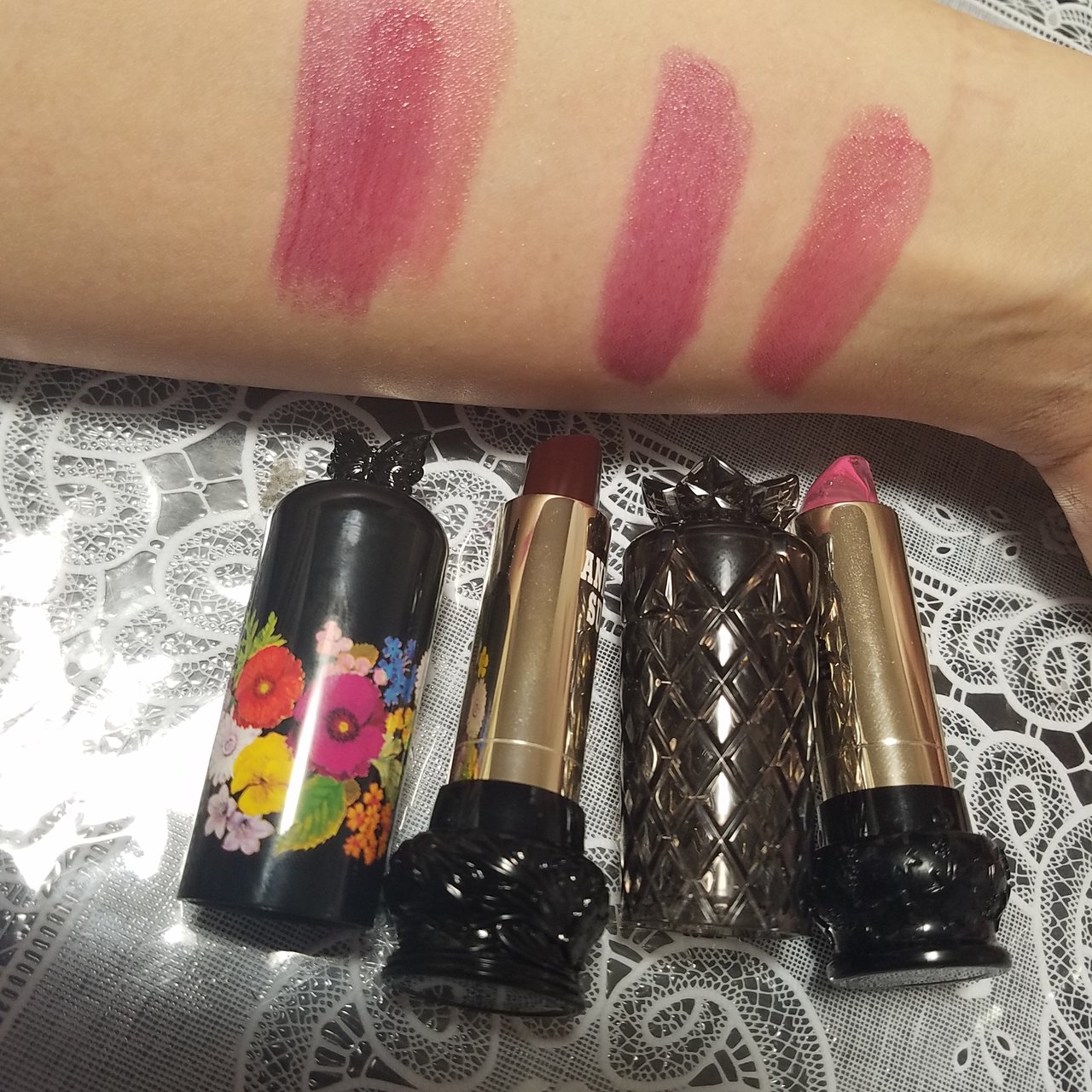 使用リップ:左ANNASUI（アナスイ） M371・右ANNASUI（アナスイ） S402