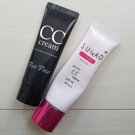 右：SUGAO（スガオ）エアーフィットCCクリーム ピンクブライトモイスト 左：フェアフルール リンクルCCクリーム