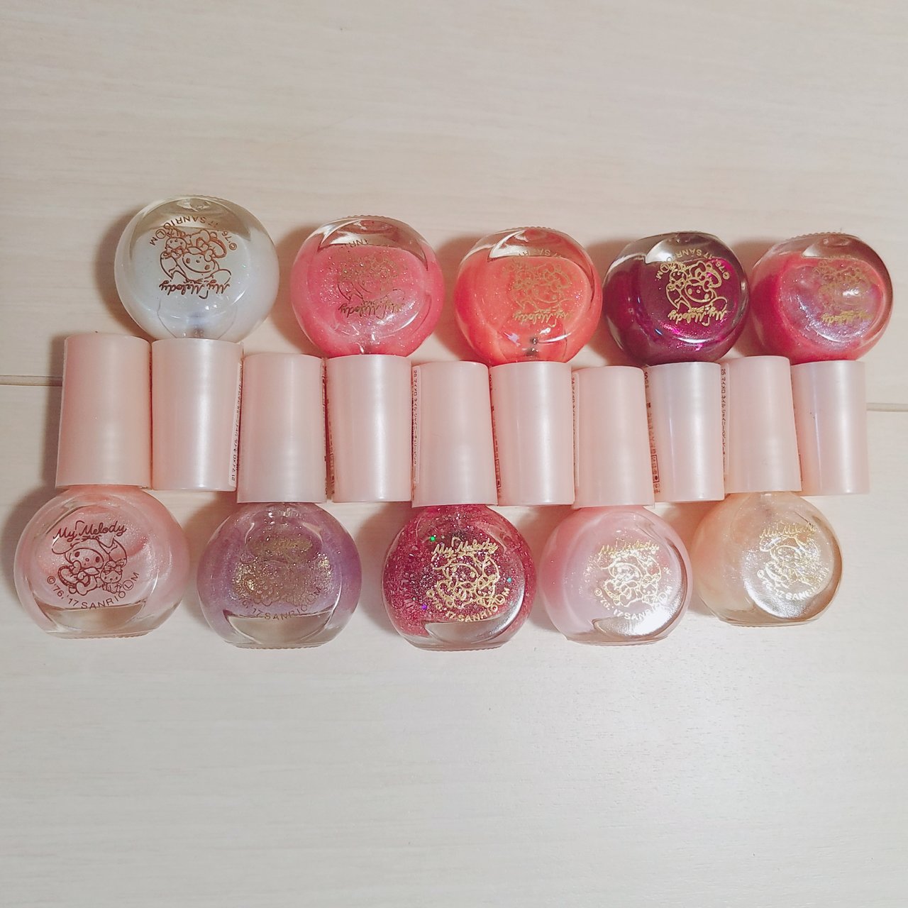 左から24 シャイニーベビーピンク、21 シャイニーミルクホワイト、22 シャイニーグレー、27 シャイニーストロベリー、28 シャイニーチェリーピンク、26 シャイニーコーラルピンク、23 パールベビーピンク、30 パールボルドー、25 シャイニーベビーピーチ、29 シャイニーローズドリーム。