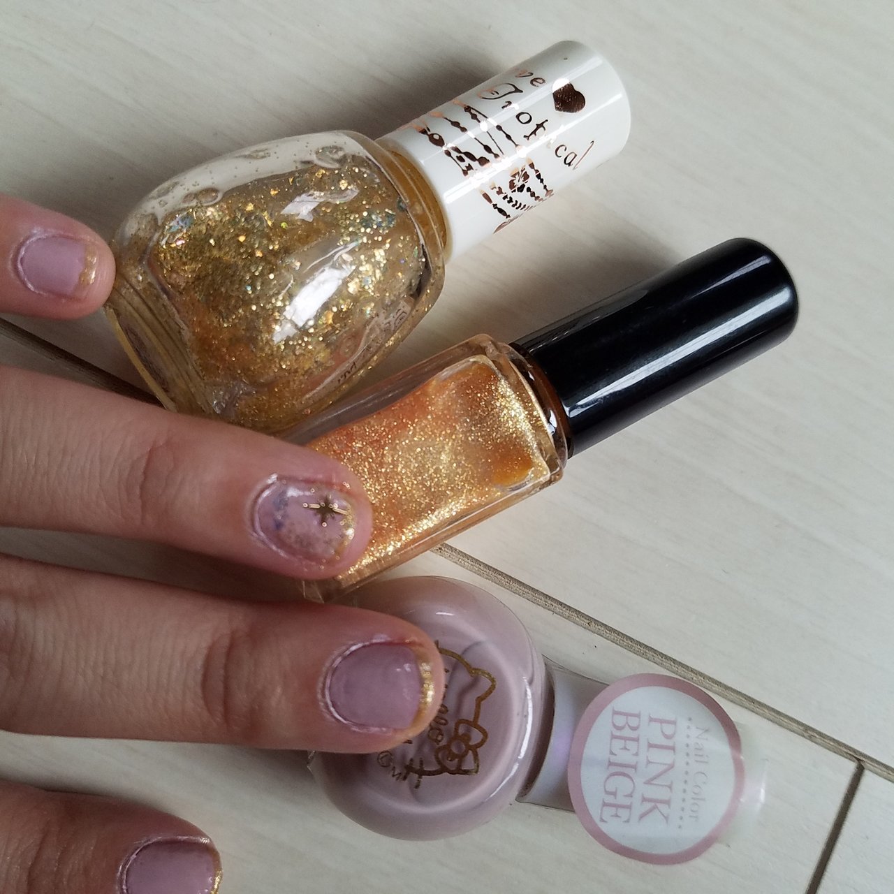 上からINTEGRATEのジェルドロップネール GD2、ATネイルアートペン01ゴールド、16番 PINK BEIGE