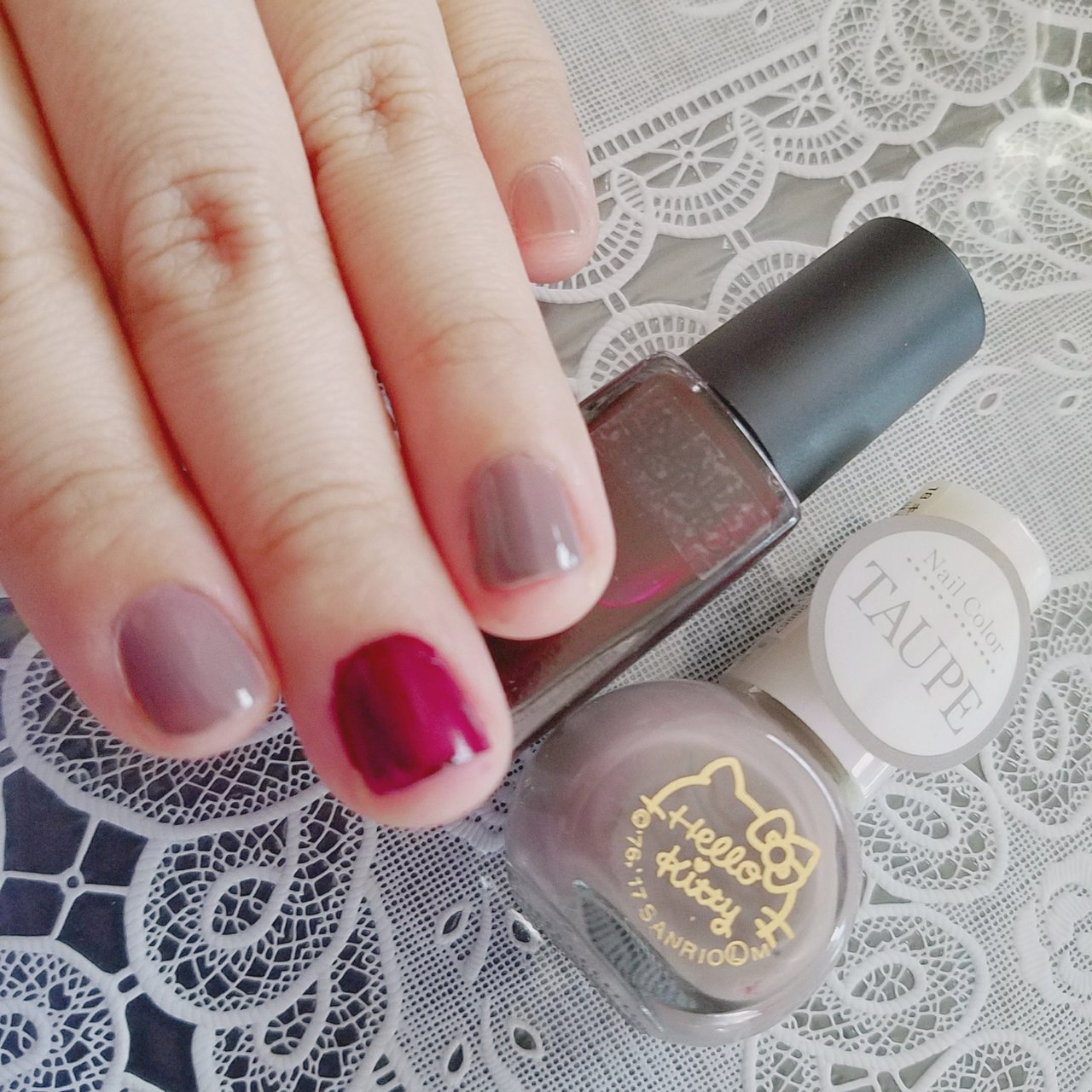 上からネイルホリック RD402、18番 TAUPE