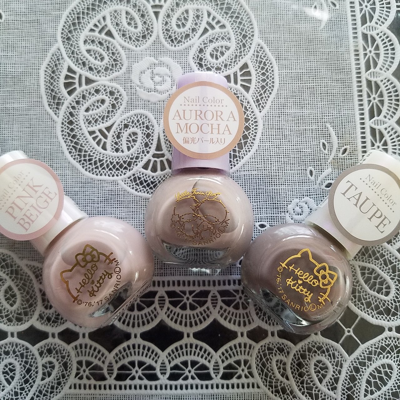 左から16番 PINK BEIGE、37番 AURORA MOCHA、18番 TAUPE